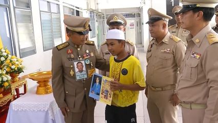 องคมนตรี เชิญถุงพระราชทานและเครื่องอุปโภคบริโภค ไปมอบแก่พระภิกษุ สามเณร เจ้าหน้าที่ และประชาชนที่ได้รับผลกระทบ จากสถานการณ์ความไม่สงบในพื้นที่จังหวัดชายแดนภาคใต้