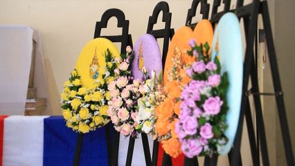 พระบาทสมเด็จพระเจ้าอยู่หัว พระราชทานพวงมาลาวางที่หน้าหีบศพเจ้าหน้าที่ตำรวจซึ่งเสียชีวิตจากการปฏิบัติหน้าที่