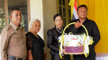 ผู้ว่าราชการจังหวัดนครศรีธรรมราช เชิญตะกร้าสิ่งของพระราชทานไปมอบแก่ครอบครัวของเจ้าหน้าที่ตำรวจที่เสียชีวิตจากเหตุคนร้ายลอบวางระเบิด