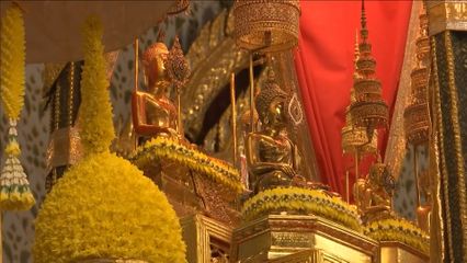 พระบาทสมเด็จพระเจ้าอยู่หัว และสมเด็จพระนางเจ้า ฯ พระบรมราชินี เสด็จพระราชดำเนินไปในการพระราชพิธีฉัตรมงคล พุทธศักราช 2568