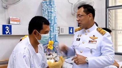 พระบาทสมเด็จพระเจ้าอยู่หัว พระราชทานดอกไม้และตะกร้าสิ่งของ รวมทั้งพระราชทานพวงมาลาวางหน้าหีบศพ เจ้าหน้าที่ตำรวจที่ได้รับบาดเจ็บและเสียชีวิตจากเหตุการณ์ความไม่สงบ ที่จังหวัดนราธิวาส