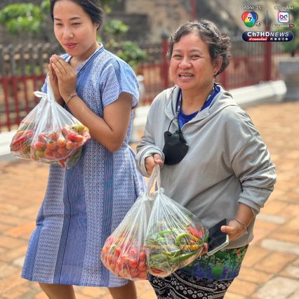 ทำบุญได้ผัก วัดแจกฟรี ! ผักกว่า 30 ตัน ให้ชาวพุทธที่เข้าวัด