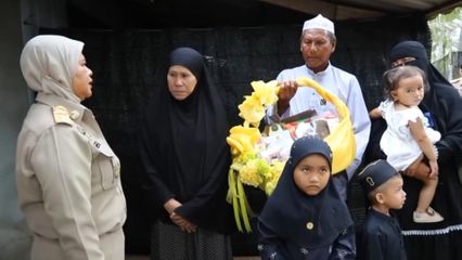 ผู้ว่าราชการจังหวัดปัตตานี เชิญตะกร้าสิ่งของพระราชทานไปมอบแก่ครอบครัวของเจ้าหน้าที่ที่เสียชีวิตจากการปฏิบัติหน้าที่