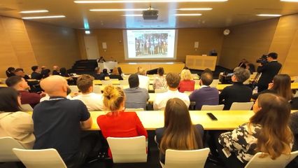 สมเด็จพระเจ้าน้องนางเธอ เจ้าฟ้าจุฬาภรณวลัยลักษณ์ อัครราชกุมารี กรมพระศรีสวางควัฒน วรขัตติยราชนารี ทรงร่วมรับฟังการบรรยาย การนำเสนอผลความสำเร็จในการวิจัยทางเคมี ผลิตภัณฑ์ธรรมชาติ ของมหาวิทยาลัยเจนีวา สมาพันธรัฐสวิส โทรทัศน์รวมการเฉพาะกิจแห่งประเทศไทยร