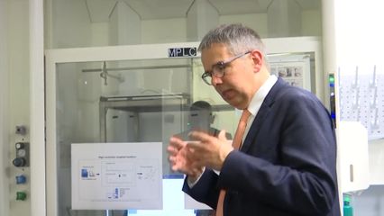 สมเด็จพระเจ้าน้องนางเธอ เจ้าฟ้าจุฬาภรณ์วลัยลักษณ์ อัครราชกุมารี กรมพระศรีสวางควัฒน วรขัตติยราชนารี ทอดพระเนตรห้องปฏิบัติการวิจัยผลิตภัณฑ์ธรรมชาติ ของคณะเภสัชศาสตร์ มหาวิทยาลัยเจนีวา สมาพันธรัฐสวิส โทรทัศน์รวมกันเฉพาะกิจแห่งประเทศไทยรายงาน