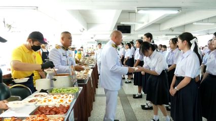 พระบาทสมเด็จพระเจ้าอยู่หัว พระราชทานเลี้ยงอาหารกลางวันแก่นักเรียนและครู เนื่องในโอกาสวันเฉลิมพระชนมพรรษา สมเด็จพระนางเจ้า ฯ พระบรมราชินี วันที่ 3 มิถุนายน 2568