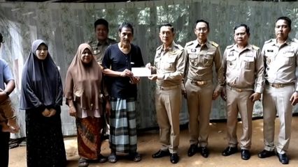 พระบาทสมเด็จพระเจ้าอยู่หัว พระราชทานสิ่งของแก่เจ้าหน้าที่ตำรวจซึ่งได้รับบาดเจ็บและเสียชีวิตจากเหตุการณ์ความไม่สงบ