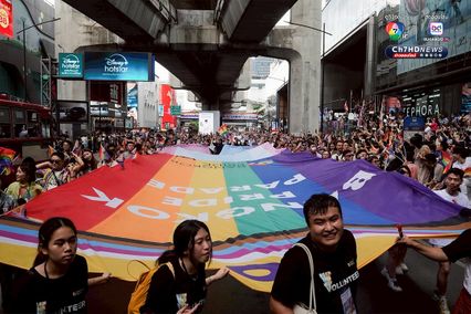ธงสีรุ้งสะบัด ฉลอง Pride month คึกคักกลางกรุงฯ