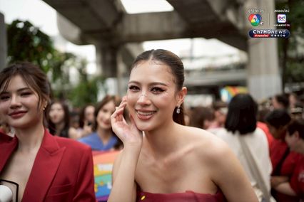 ธงสีรุ้งสะบัด ฉลอง Pride month คึกคักกลางกรุงฯ