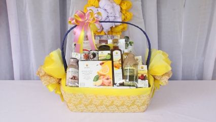 พระบาทสมเด็จพระเจ้าอยู่หัว พระราชทานตะกร้าสิ่งของพระราชทาน แก่ญาติเจ้าหน้าที่ที่เสียชีวิตจากเหตุการณ์ความไม่สงบ