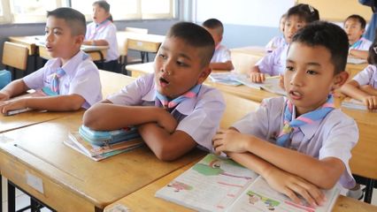 องคมนตรี ตรวจเยี่ยมโรงเรียนที่จัดการศึกษาทางไกลผ่านดาวเทียม ที่จังหวัดปัตตานี