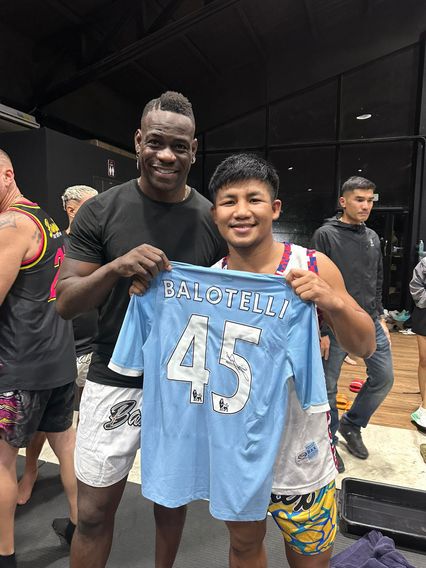 ONE Championship : รถถัง จิตรเมืองนนท์ สอนมวยนักบอลชื่อดัง มารีโอ บาโลเตลลี