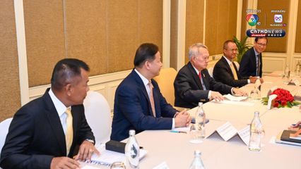 คุยวงเล็ก ท่านทูตประศาสน์ กับนายฬำ เจีย ก่อนประชุม JBC