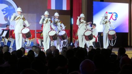 พระบาทสมเด็จพระเจ้าอยู่หัว และสมเด็จพระนางเจ้า ฯ พระบรมราชินี ทอดพระเนตรการแสดงดนตรีของวงดุริยางค์ราชนาวิกโยธินในสมเด็จพระเจ้าชาลส์ที่ 3 แห่งสหราชอาณาจักร