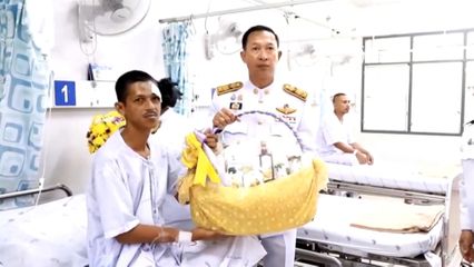 พระบาทสมเด็จพระเจ้าอยู่หัว และสมเด็จพระนางเจ้า ฯ พระบรมราชินี พระราชทานดอกไม้และตะกร้าสิ่งของแก่เจ้าหน้าที่ที่ได้รับบาดเจ็บจากการปฏิบัติหน้าที่ในจังหวัดชายแดนภาคใต้