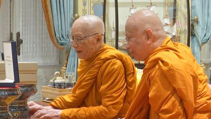 พระบาทสมเด็จพระเจ้าอยู่หัว และสมเด็จพระนางเจ้า ฯ พระบรมราชินี พระราชทานพระบรมราชวโรกาสให้ สมเด็จพระอริยวงศาคตญาณ สมเด็จพระสังฆราช สกลมหาสังฆปริณายก พร้อมด้วยคณะ เฝ้า และเฝ้าทูลละอองธุลีพระบาท ถวายเหรียญพระบรมรูปพระบาทสมเด็จพระเจ้าอยู่หัว