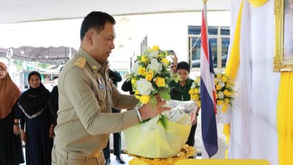รองผู้ว่าราชการจังหวัดภูเก็ต เชิญตะกร้าสิ่งของพระราชทานไปมอบแก่ครอบครัวพลทหาร ที่เสียชีวิตจากการปฏิบัติหน้าที่ในจังหวัดยะลา