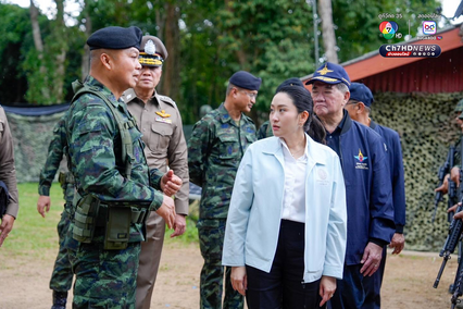 นายกฯ เดินทางไปที่ฐานปฏิบัติการมรกต แม่ทัพภาคที่ 2 นำชม - ทักทายให้กำลังใจกำลังพล