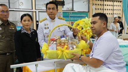 รองผู้ว่าราชการจังหวัดปัตตานี เชิญดอกไม้และตะกร้าสิ่งของพระราชทานไปมอบแก่เจ้าหน้าที่และประชาชนที่ได้รับบาดเจ็บจากเหตุการณ์ความไม่สงบในพื้นที่ภาคใต้