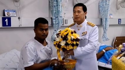 รองผู้ว่าราชการจังหวัดนราธิวาส เชิญดอกไม้และตะกร้าสิ่งของพระราชทาน มอบแก่ผู้ที่ได้รับบาดเจ็บ จากเหตุการณ์ความไม่สงบ ที่จังหวัดนราธิวาส