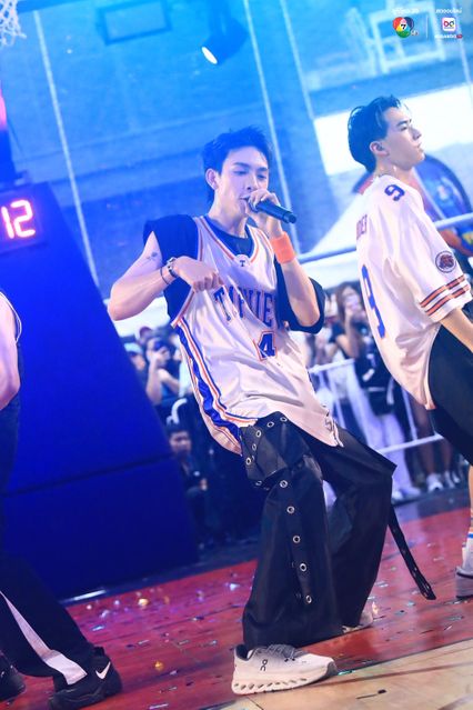 ภาพการแสดงจากวง PROXIE ในการแข่งขันบาสเกตบอล 3x3 นักเรียนชาย แชมป์กีฬา 7HD 2025