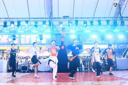 ภาพการแสดงจากวง PROXIE ในการแข่งขันบาสเกตบอล 3x3 นักเรียนชาย แชมป์กีฬา 7HD 2025