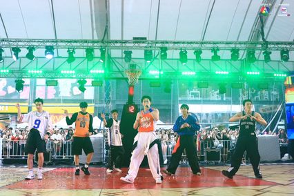 ภาพการแสดงจากวง PROXIE ในการแข่งขันบาสเกตบอล 3x3 นักเรียนชาย แชมป์กีฬา 7HD 2025