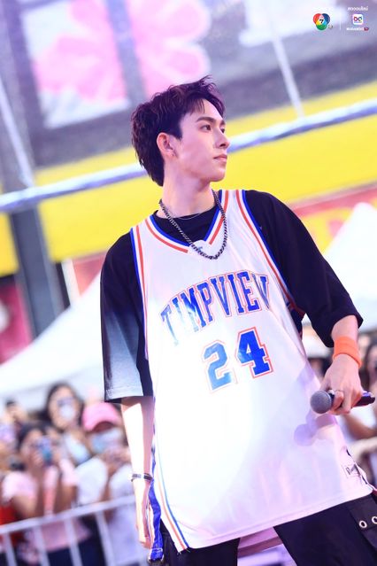 ภาพการแสดงจากวง PROXIE ในการแข่งขันบาสเกตบอล 3x3 นักเรียนชาย แชมป์กีฬา 7HD 2025