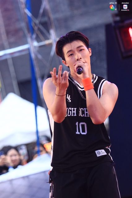 ภาพการแสดงจากวง PROXIE ในการแข่งขันบาสเกตบอล 3x3 นักเรียนชาย แชมป์กีฬา 7HD 2025