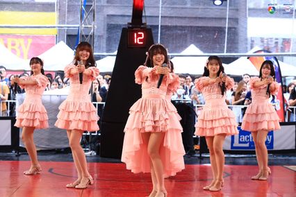 ภาพการแสดงจากวง BNK48 ในการแข่งขันบาสเกตบอล 3x3 นักเรียนชาย แชมป์กีฬา 7HD 2025