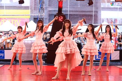 ภาพการแสดงจากวง BNK48 ในการแข่งขันบาสเกตบอล 3x3 นักเรียนชาย แชมป์กีฬา 7HD 2025