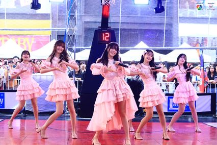 ภาพการแสดงจากวง BNK48 ในการแข่งขันบาสเกตบอล 3x3 นักเรียนชาย แชมป์กีฬา 7HD 2025