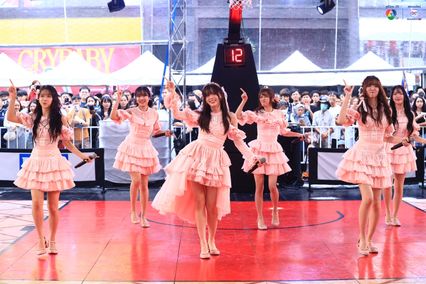 ภาพการแสดงจากวง BNK48 ในการแข่งขันบาสเกตบอล 3x3 นักเรียนชาย แชมป์กีฬา 7HD 2025