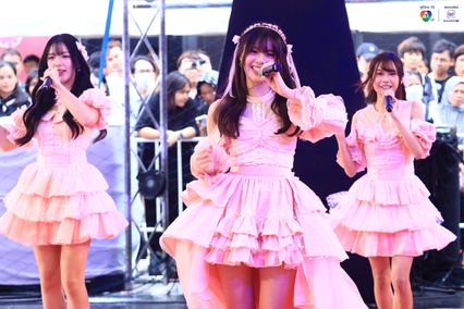 ภาพการแสดงจากวง BNK48 ในการแข่งขันบาสเกตบอล 3x3 นักเรียนชาย แชมป์กีฬา 7HD 2025