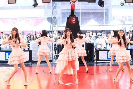 ภาพการแสดงจากวง BNK48 ในการแข่งขันบาสเกตบอล 3x3 นักเรียนชาย แชมป์กีฬา 7HD 2025