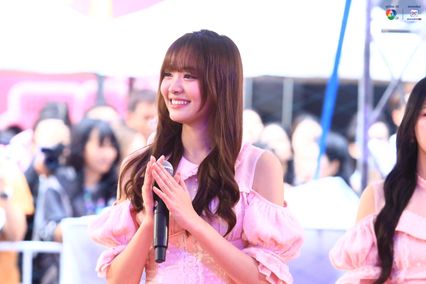 ภาพการแสดงจากวง BNK48 ในการแข่งขันบาสเกตบอล 3x3 นักเรียนชาย แชมป์กีฬา 7HD 2025