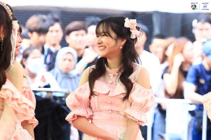 ภาพการแสดงจากวง BNK48 ในการแข่งขันบาสเกตบอล 3x3 นักเรียนชาย แชมป์กีฬา 7HD 2025