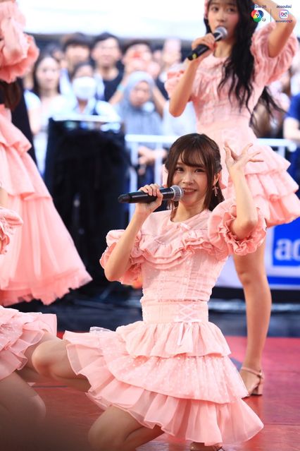 ภาพการแสดงจากวง BNK48 ในการแข่งขันบาสเกตบอล 3x3 นักเรียนชาย แชมป์กีฬา 7HD 2025