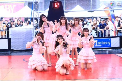 ภาพการแสดงจากวง BNK48 ในการแข่งขันบาสเกตบอล 3x3 นักเรียนชาย แชมป์กีฬา 7HD 2025
