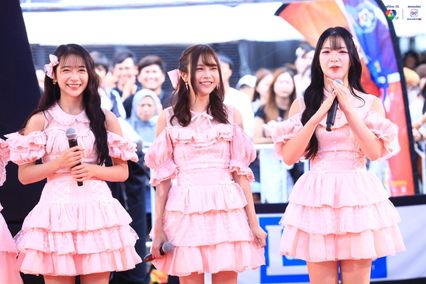 ภาพการแสดงจากวง BNK48 ในการแข่งขันบาสเกตบอล 3x3 นักเรียนชาย แชมป์กีฬา 7HD 2025