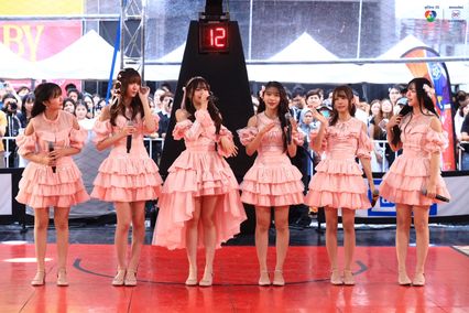ภาพการแสดงจากวง BNK48 ในการแข่งขันบาสเกตบอล 3x3 นักเรียนชาย แชมป์กีฬา 7HD 2025