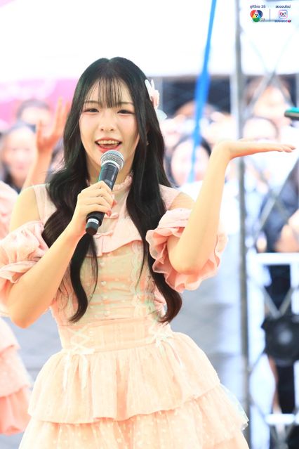 ภาพการแสดงจากวง BNK48 ในการแข่งขันบาสเกตบอล 3x3 นักเรียนชาย แชมป์กีฬา 7HD 2025