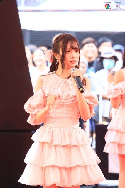 ภาพการแสดงจากวง BNK48 ในการแข่งขันบาสเกตบอล 3x3 นักเรียนชาย แชมป์กีฬา 7HD 2025