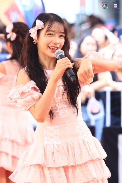 ภาพการแสดงจากวง BNK48 ในการแข่งขันบาสเกตบอล 3x3 นักเรียนชาย แชมป์กีฬา 7HD 2025