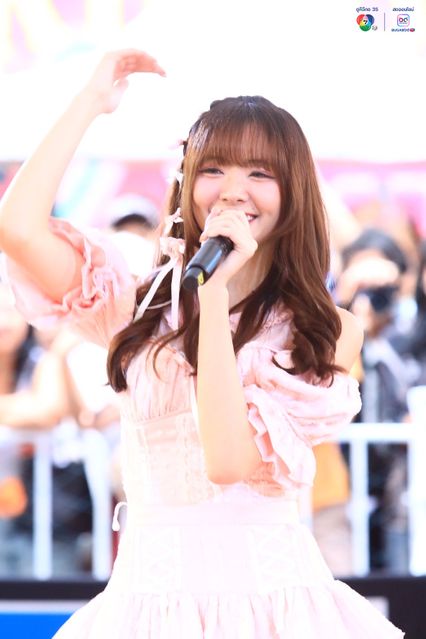 ภาพการแสดงจากวง BNK48 ในการแข่งขันบาสเกตบอล 3x3 นักเรียนชาย แชมป์กีฬา 7HD 2025