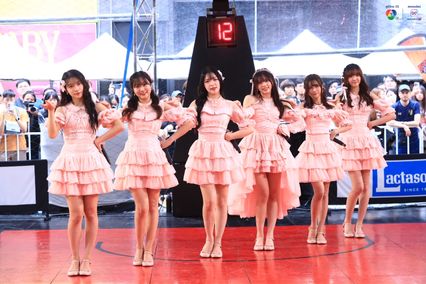 ภาพการแสดงจากวง BNK48 ในการแข่งขันบาสเกตบอล 3x3 นักเรียนชาย แชมป์กีฬา 7HD 2025