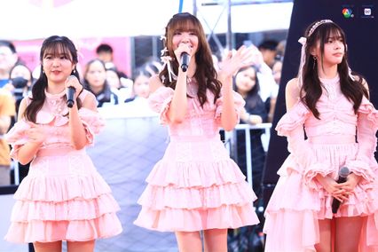 ภาพการแสดงจากวง BNK48 ในการแข่งขันบาสเกตบอล 3x3 นักเรียนชาย แชมป์กีฬา 7HD 2025