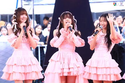 ภาพการแสดงจากวง BNK48 ในการแข่งขันบาสเกตบอล 3x3 นักเรียนชาย แชมป์กีฬา 7HD 2025