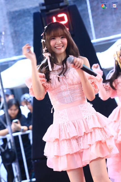 ภาพการแสดงจากวง BNK48 ในการแข่งขันบาสเกตบอล 3x3 นักเรียนชาย แชมป์กีฬา 7HD 2025