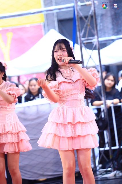 ภาพการแสดงจากวง BNK48 ในการแข่งขันบาสเกตบอล 3x3 นักเรียนชาย แชมป์กีฬา 7HD 2025